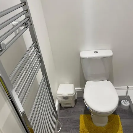 Lovely In 5 布里斯托